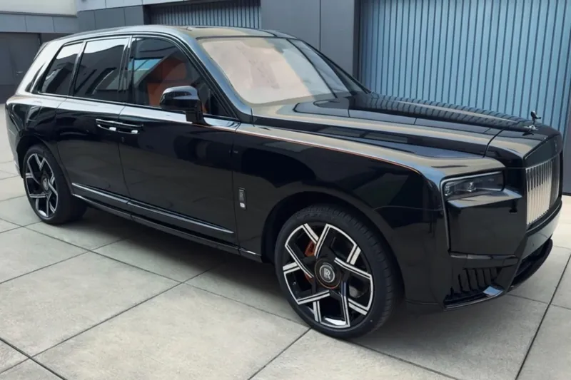 Rolls Royce Cullinan Black Badge 2026 6.7 л 600 л.с Бензин, новый авто, Полный привод, Автомат, цвет Чёрный, страна-производитель — Германия Cullinan Black Badge - фото 2