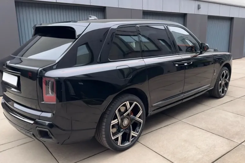 Заказать Rolls Royce Cullinan Black Badge 2026 6.7 л 600 л.с Бензин с пробегом 50 км, Автомат, Полный привод, цвет Чёрный, поставка из Германия, доставка по РФ Cullinan Black Badge - фото 3