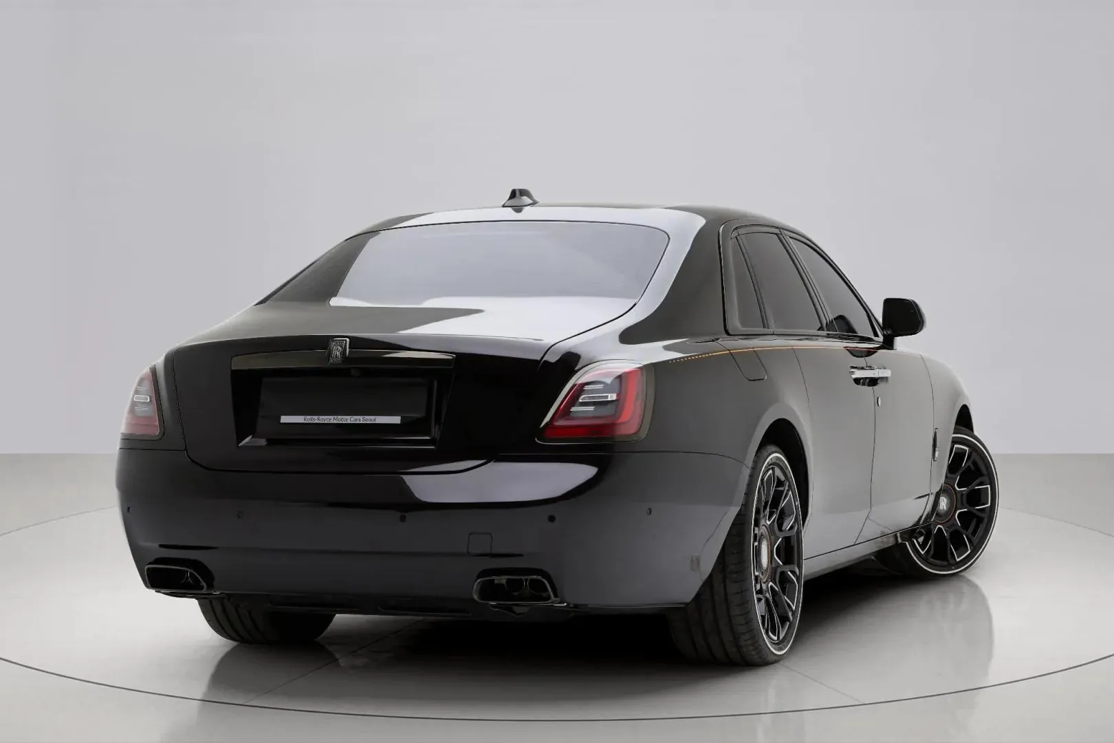 Заказать Rolls Royce Ghost Black Badge 2024 6.8 л 563 л.с Бензин с пробегом 410 км, Автомат, Полный привод, цвет Чёрный, поставка из Великобритания, доставка по РФ