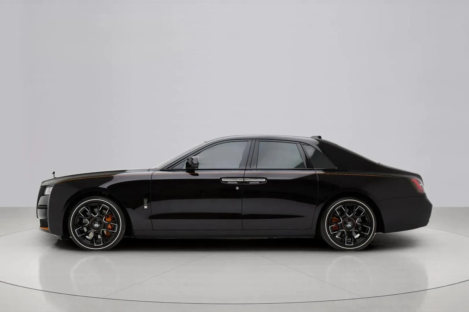 Rolls Royce Ghost Black Badge 2024 6.8 л 563 л.с Бензин в продаже: Чёрный, Автомат, Полный привод, страна-производитель — Великобритания, доставка по РФ