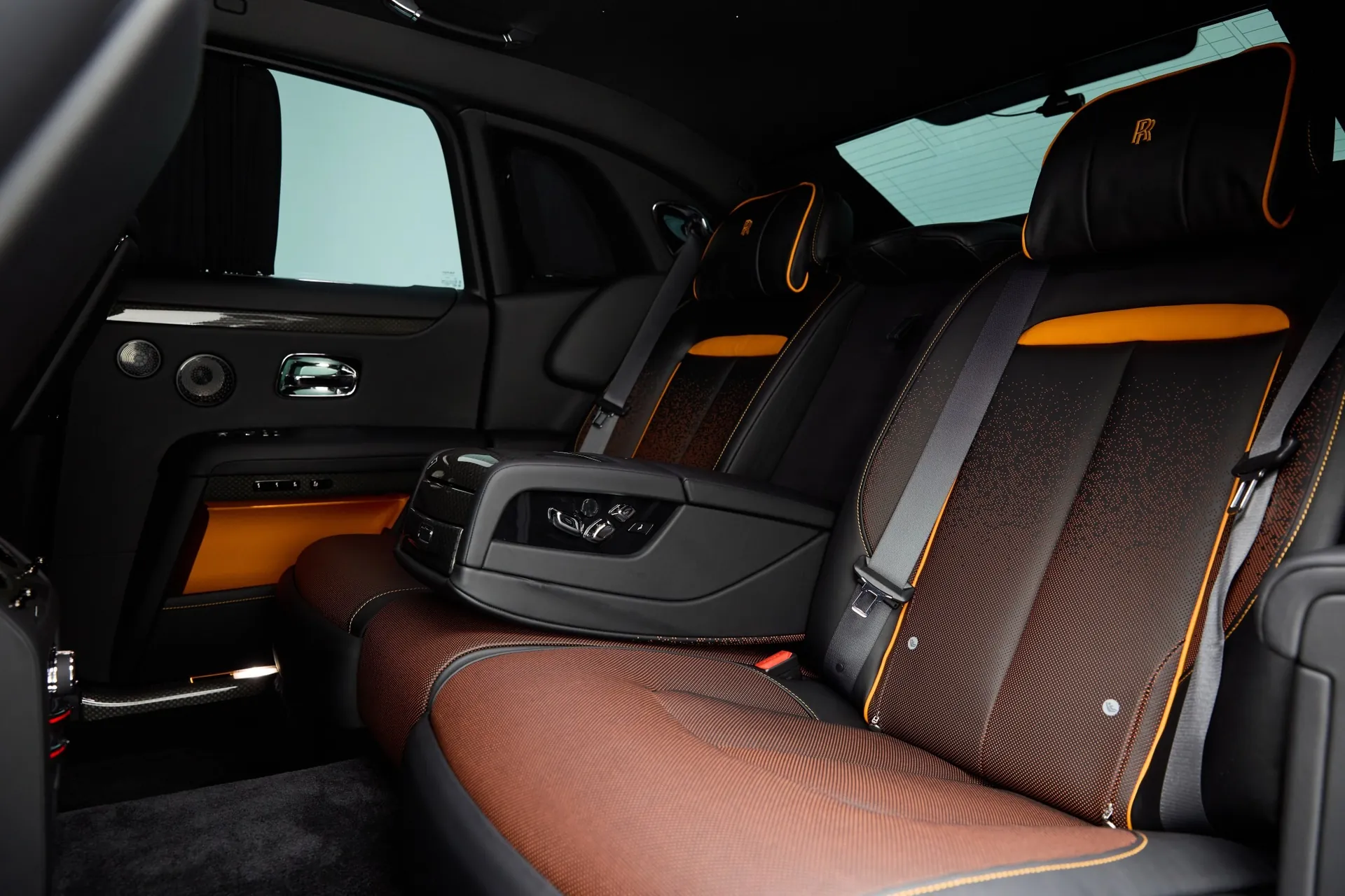 Надёжный Rolls Royce Ghost Black Badge 2024 6.8 л 563 л.с Бензин с двигателем 6,75 л, Чёрный, пробег 410 км, Автомат, поставка из Великобритания