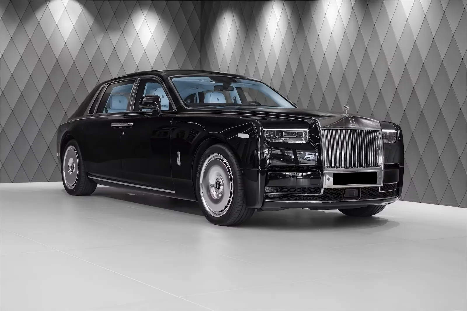 Заказать Rolls Royce Phantom EWB Bespoke 2026 6.7 л 571 л.с Бензин с пробегом 53 км, Автомат, Задний привод, цвет Чёрный, поставка из Германия, доставка по РФ Phantom EWB Bespoke - фото 3