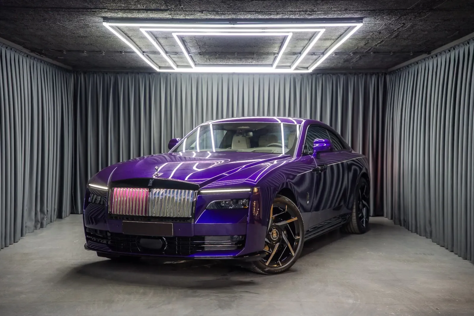 Rolls Royce Spectre Black Badge, Shooting Star 2026, фиолетовый