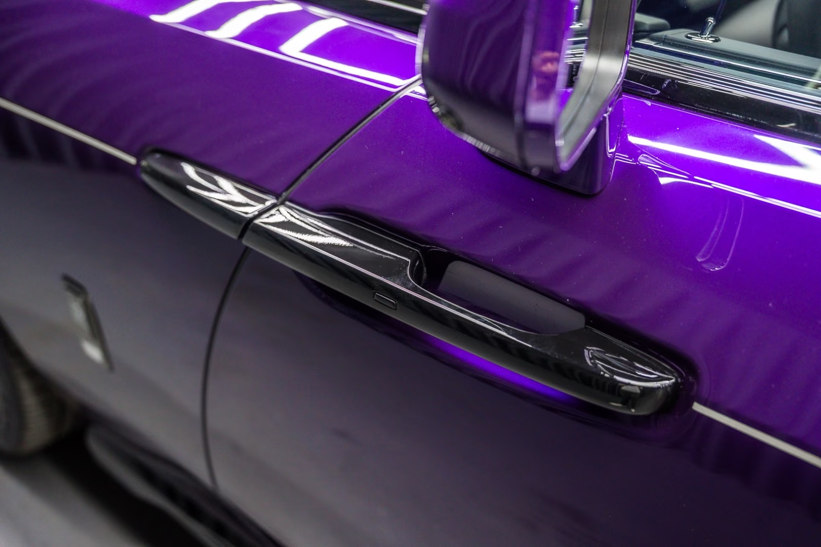 Автомобиль Rolls Royce Spectre Black Badge, Shooting Star 2026 0.0 л 659 л.с Электричество, Фиолетовый, пробег 20 км, производство — Германия, доставка по РФ, фото 9