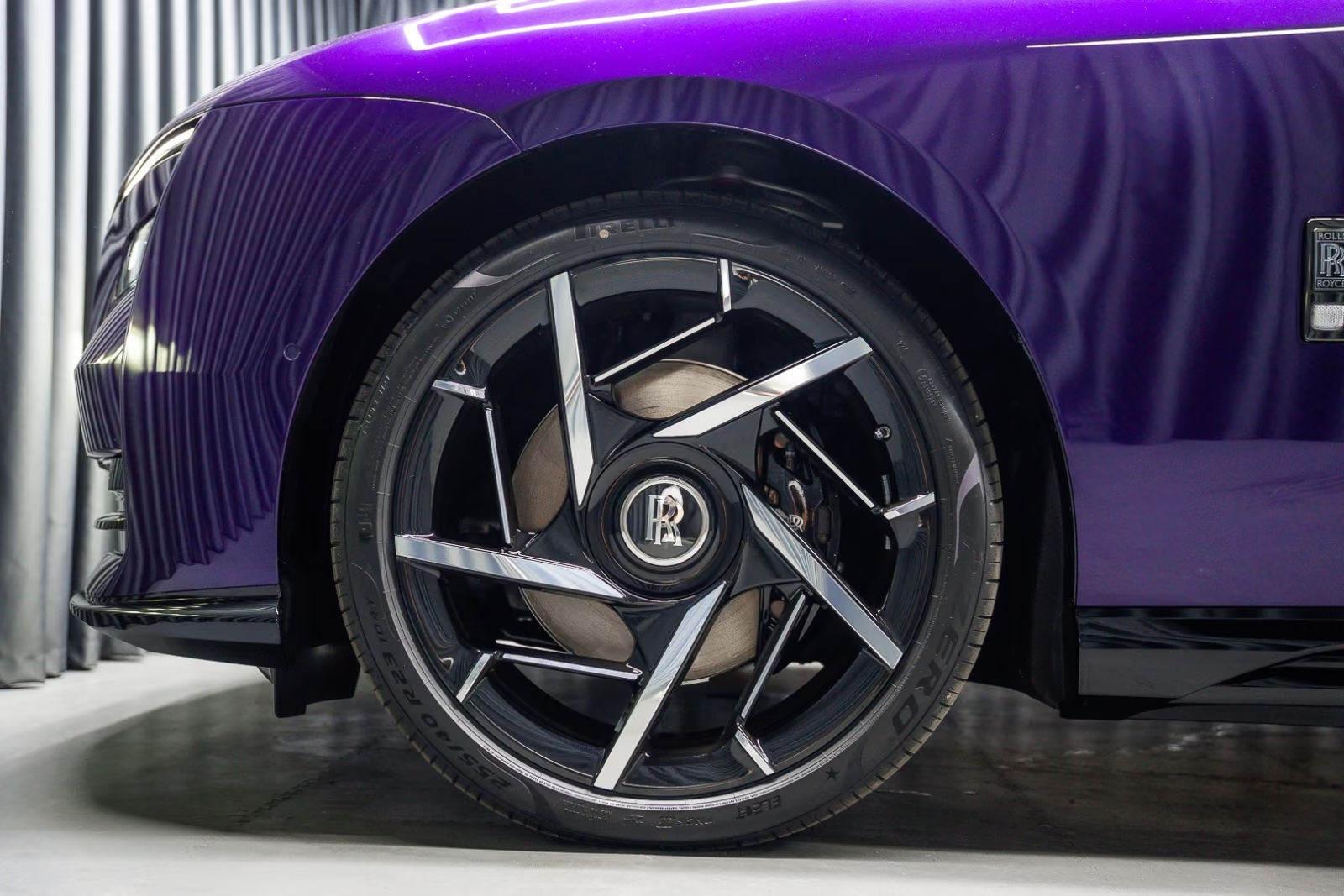 Заказать Rolls Royce Spectre Black Badge, Shooting Star 2026 0.0 л 659 л.с Электричество, Фиолетовый, Полный привод, Автомат — поставка из Германия, доставка по России и СНГ, фото 10
