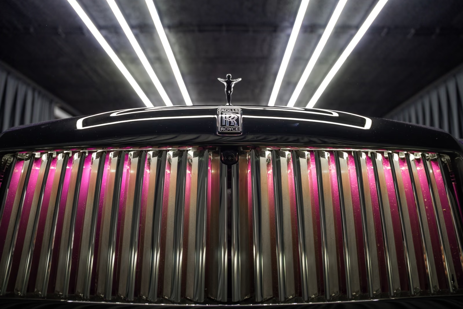 Новый Rolls Royce Spectre Black Badge, Shooting Star 2026 0.0 л 659 л.с Электричество в кузове Фиолетовый, коробка — Автомат, привод — Полный привод, страна производства — Германия, фото 12