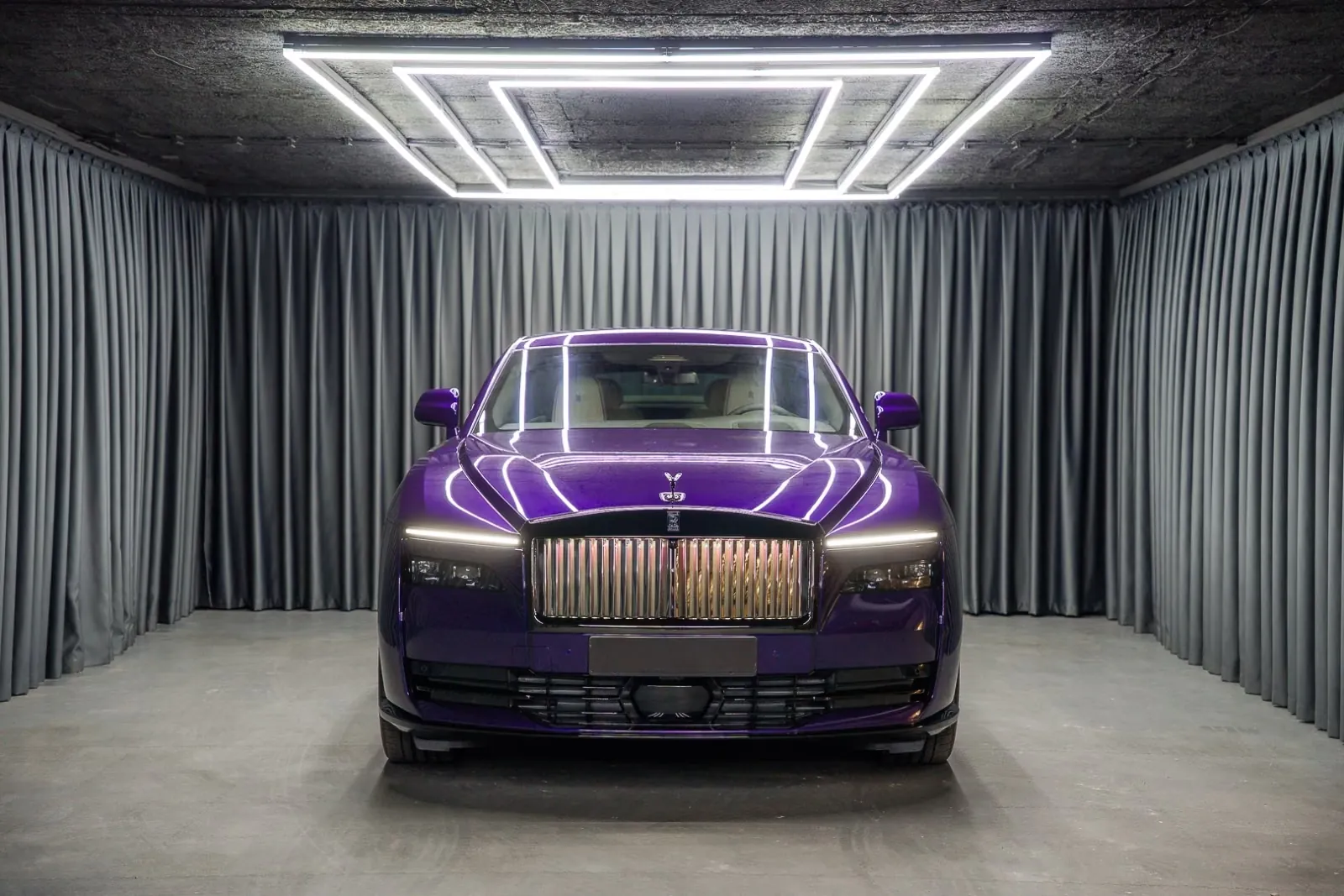 Rolls Royce Spectre Black Badge, Shooting Star 2026 0.0 л 659 л.с Электричество, новый авто, Полный привод, Автомат, цвет Фиолетовый, страна-производитель — Германия, фото 1