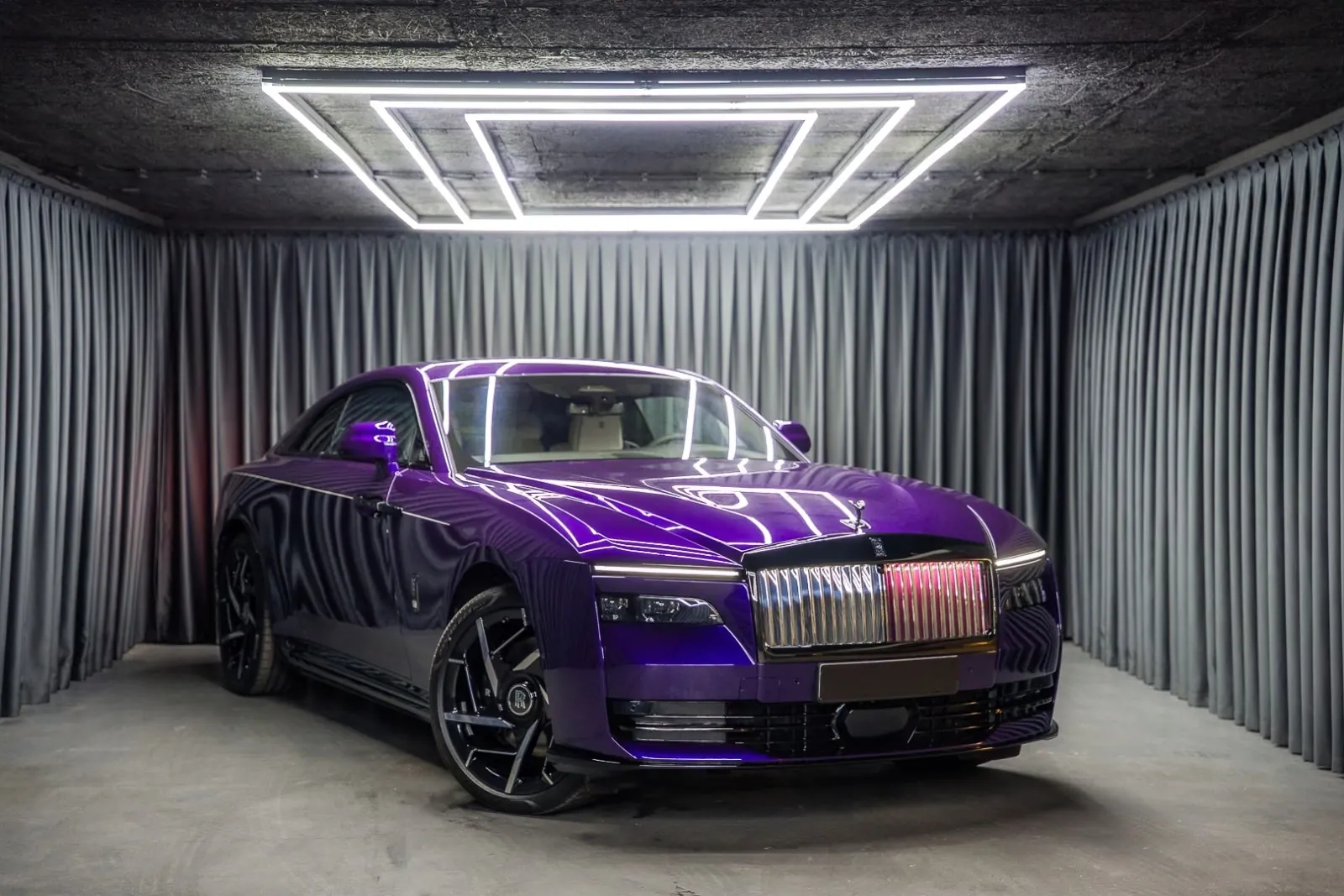 Заказать Rolls Royce Spectre Black Badge, Shooting Star 2026 0.0 л 659 л.с Электричество с пробегом 20 км, Автомат, Полный привод, цвет Фиолетовый, поставка из Германия, доставка по РФ, фото 2