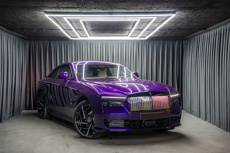 Заказать Rolls Royce Spectre Black Badge, Shooting Star 2026 0.0 л 659 л.с Электричество с пробегом 20 км, Автомат, Полный привод, цвет Фиолетовый, поставка из Германия, доставка по РФ Spectre Black Badge, Shooting Star - фото 3