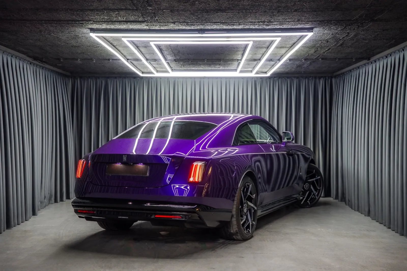 Rolls Royce Spectre Black Badge, Shooting Star 2026 0.0 л 659 л.с Электричество в продаже: Фиолетовый, Автомат, Полный привод, страна-производитель — Германия, доставка по РФ, фото 4