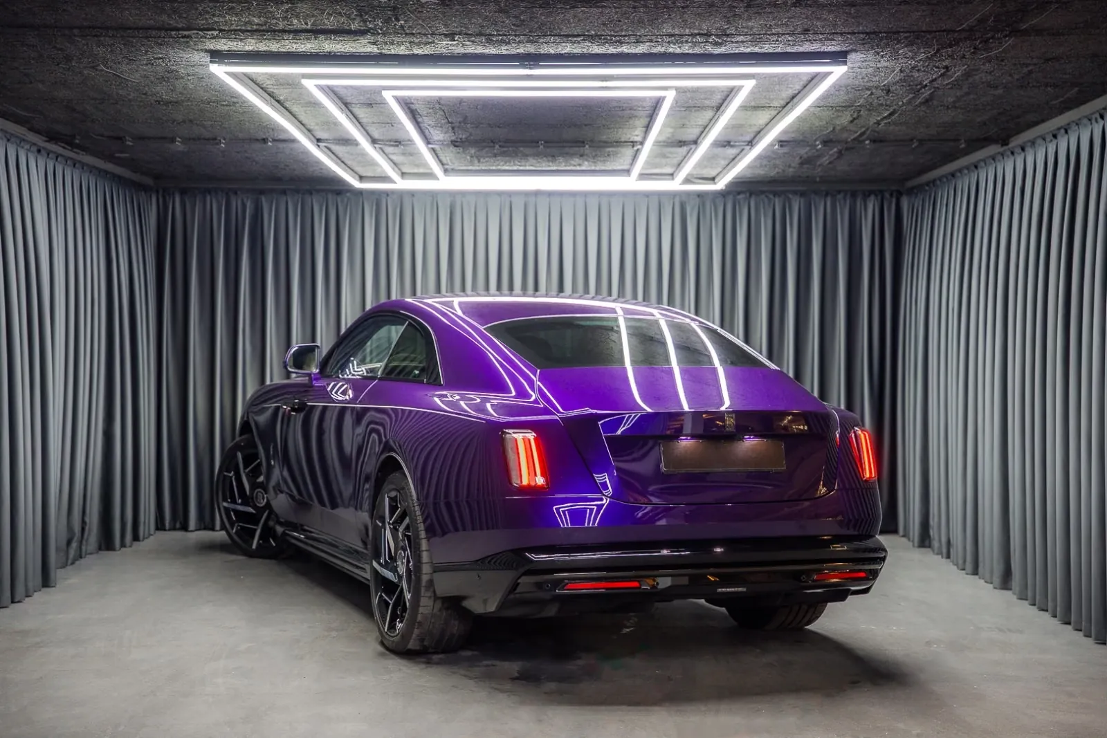 Новый Rolls Royce Spectre Black Badge, Shooting Star 2026 0.0 л 659 л.с Электричество: Полный привод, Фиолетовый, коробка — Автомат, привезён из Германия, доставка по регионам, фото 5