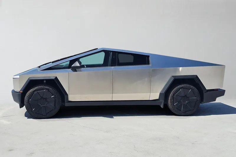 Заказать Tesla Cybertruck 2WD, Crew Cab 2026 0.0 л 315 л.с Электричество с пробегом 4 000 км, Автомат, Задний привод, цвет Серый, поставка из США, доставка по РФ Cybertruck 2WD, Crew Cab - фото 3