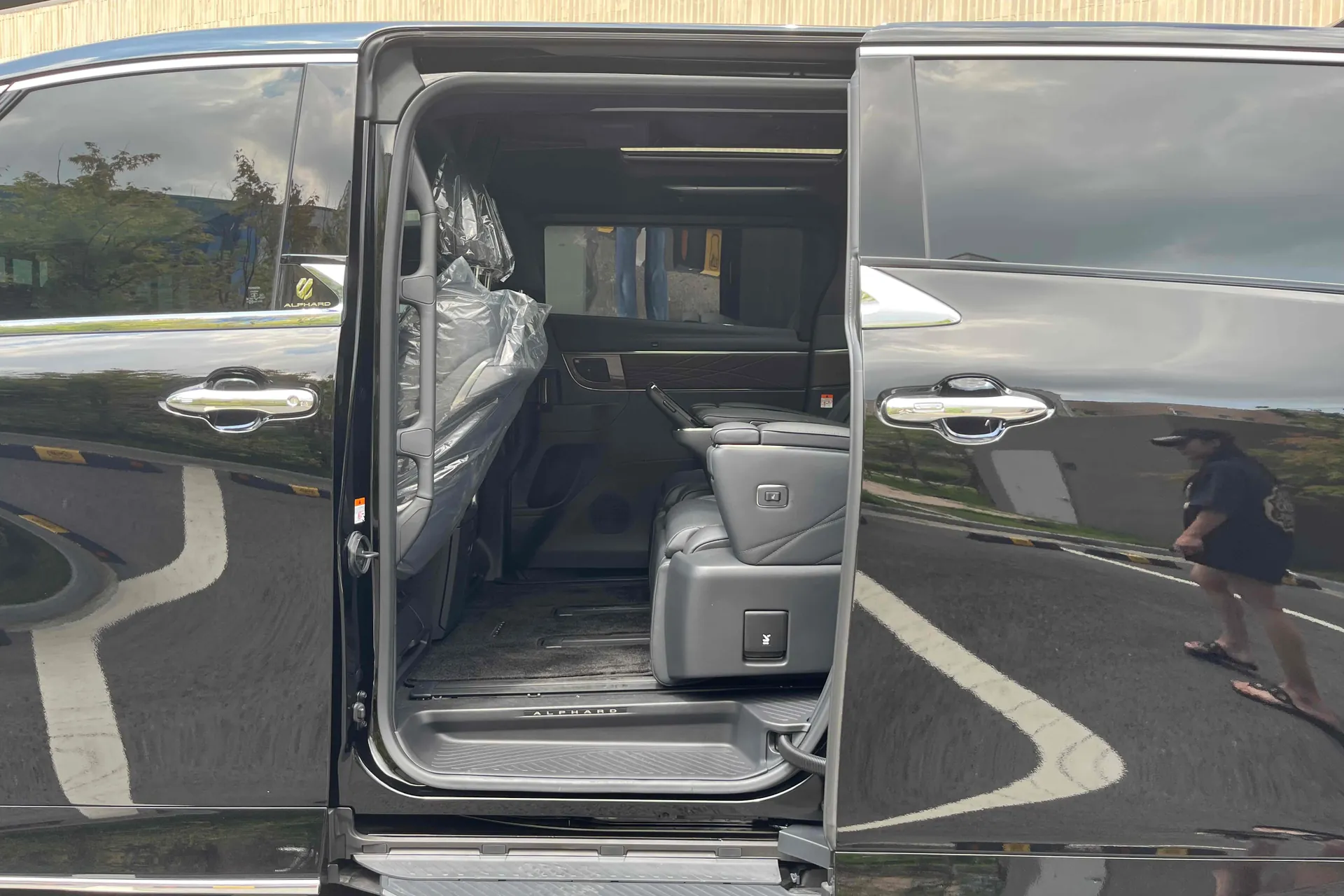 Автомобиль Toyota Alphard 4th Generation 2.5 HEV Executive AWD 2025 2.5 л 250 л.с Бензин, Чёрный, пробег 5 800 км, производство — Япония, доставка по РФ