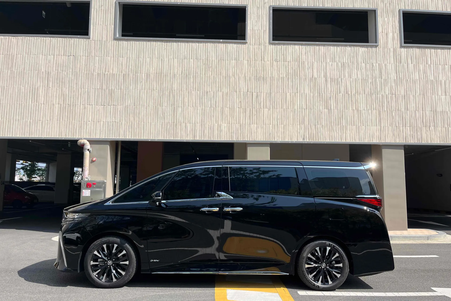 Toyota Alphard 4th Generation 2.5 HEV Executive AWD 2025 2.5 л 250 л.с Бензин в продаже: Чёрный, Автомат, Полный привод, страна-производитель — Япония, доставка по РФ