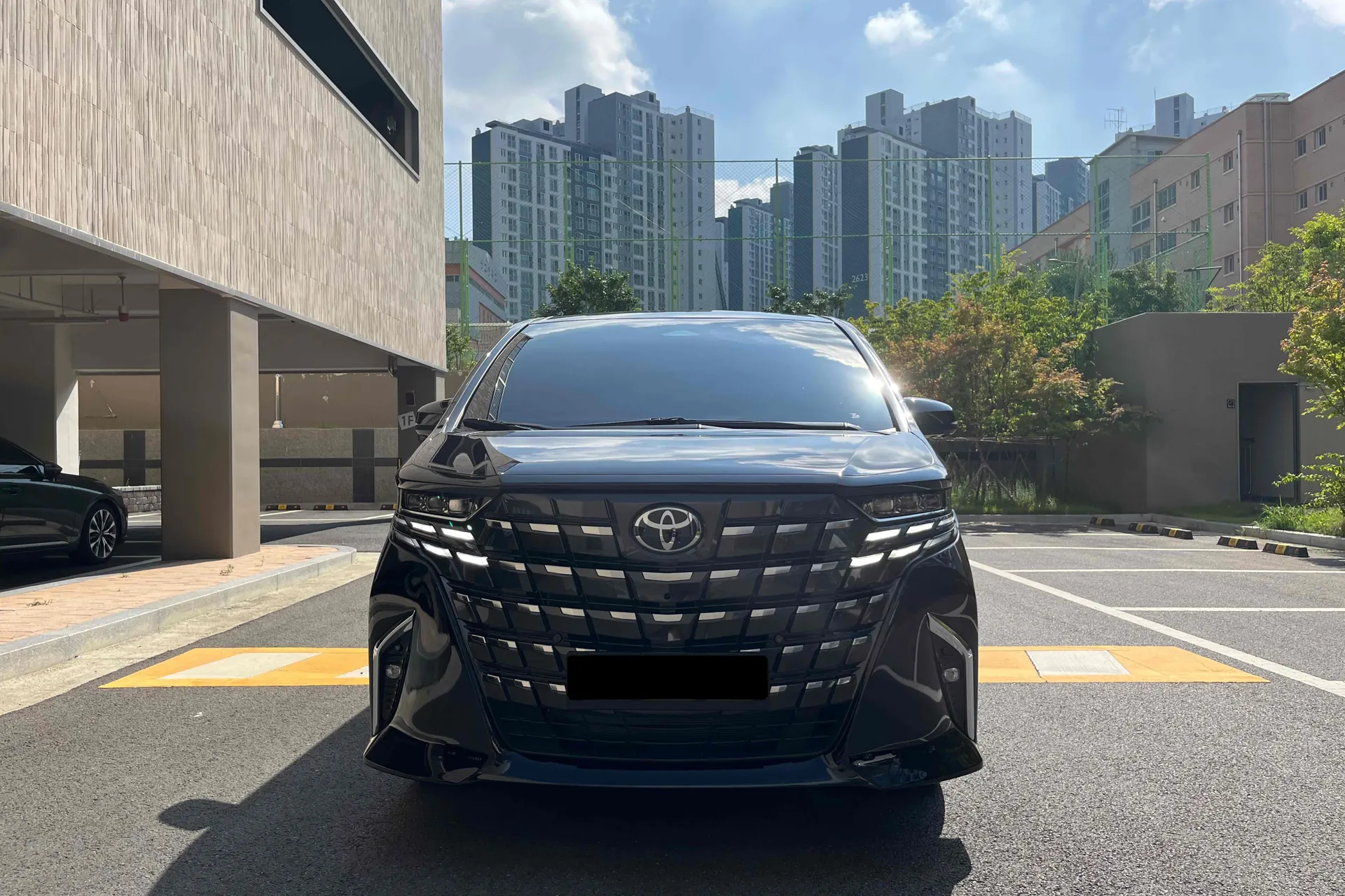 Toyota Alphard 4th Generation 2.5 HEV Executive AWD 2025 2.5 л 250 л.с Бензин, новый авто, Полный привод, Автомат, цвет Чёрный, страна-производитель — Япония
