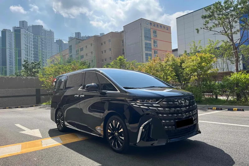 Заказать Toyota Alphard 4th Generation 2.5 HEV Executive AWD 2025 2.5 л 250 л.с Бензин с пробегом 5 800 км, Автомат, Полный привод, цвет Чёрный, поставка из Япония, доставка по РФ Alphard 4th Generation 2.5 HEV Executive AWD - фото 3
