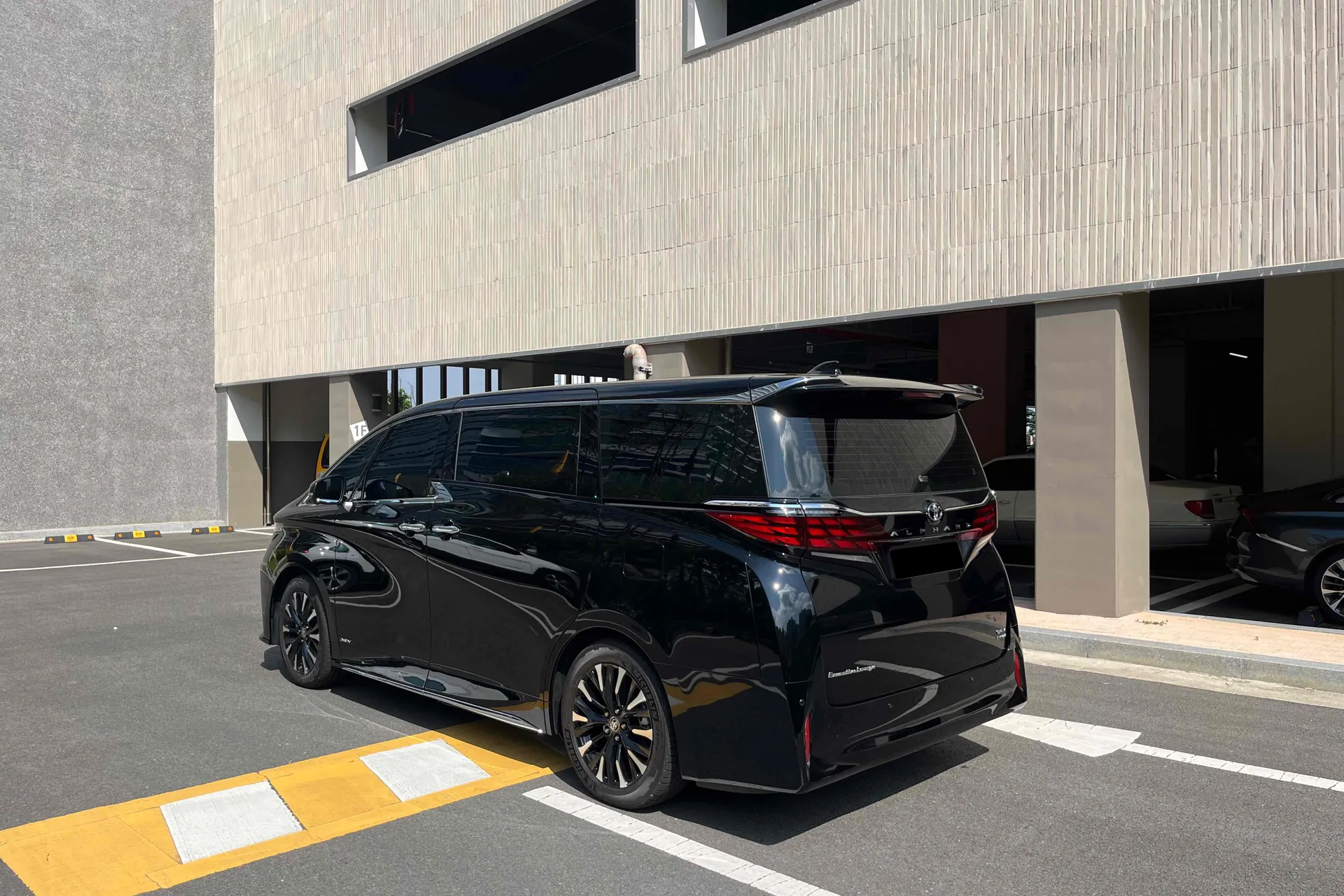 Новый Toyota Alphard 4th Generation 2.5 HEV Executive AWD 2025 2.5 л 250 л.с Бензин: Полный привод, Чёрный, коробка — Автомат, привезён из Япония, доставка по регионам