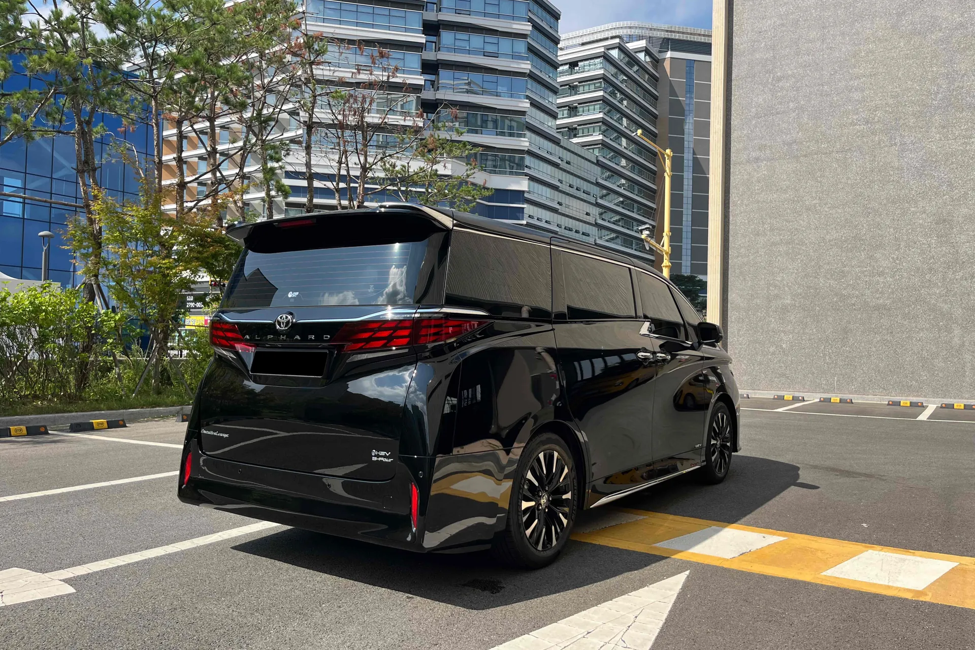 Купить Toyota Alphard 4th Generation 2.5 HEV Executive AWD 2025 2.5 л 250 л.с Бензин, Чёрный, Автомат, Полный привод — авто из Япония, с доставкой по всей России
