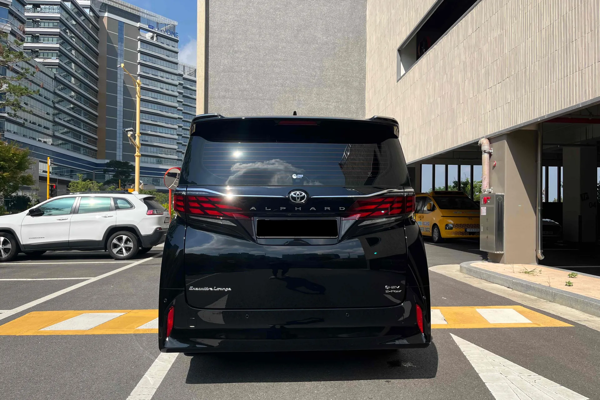 Выбор покупателей — Toyota Alphard 4th Generation 2.5 HEV Executive AWD 2025 2.5 л 250 л.с Бензин, пробег 5 800 км, Чёрный, привезён из Япония, доставка по РФ