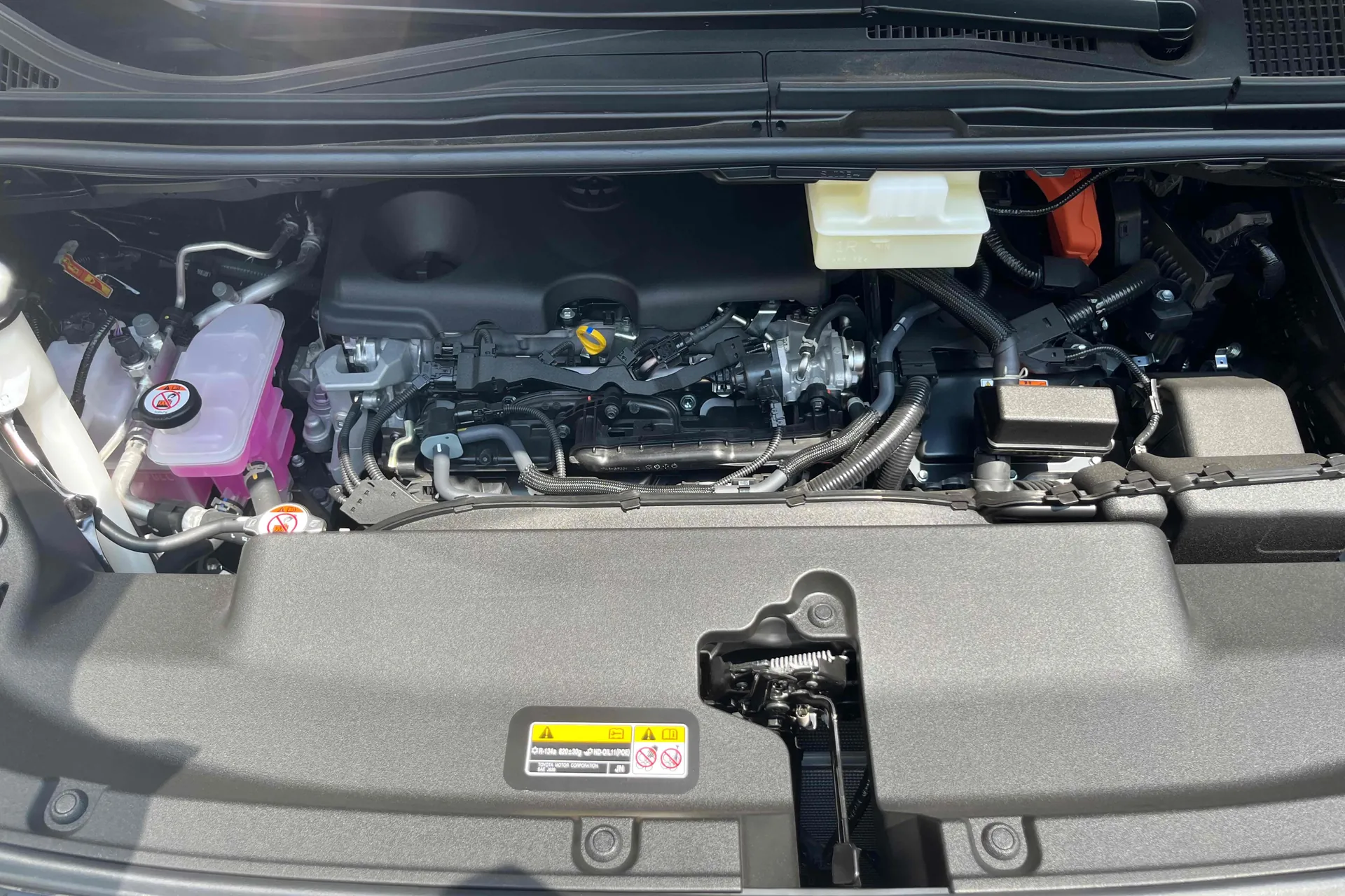 Купить Toyota Alphard 4th Generation 2.5 HEV Executive AWD 2025 2.5 л 250 л.с Бензин с минимальным пробегом 5 800 км, Чёрный, доставим из Япония в любой город РФ