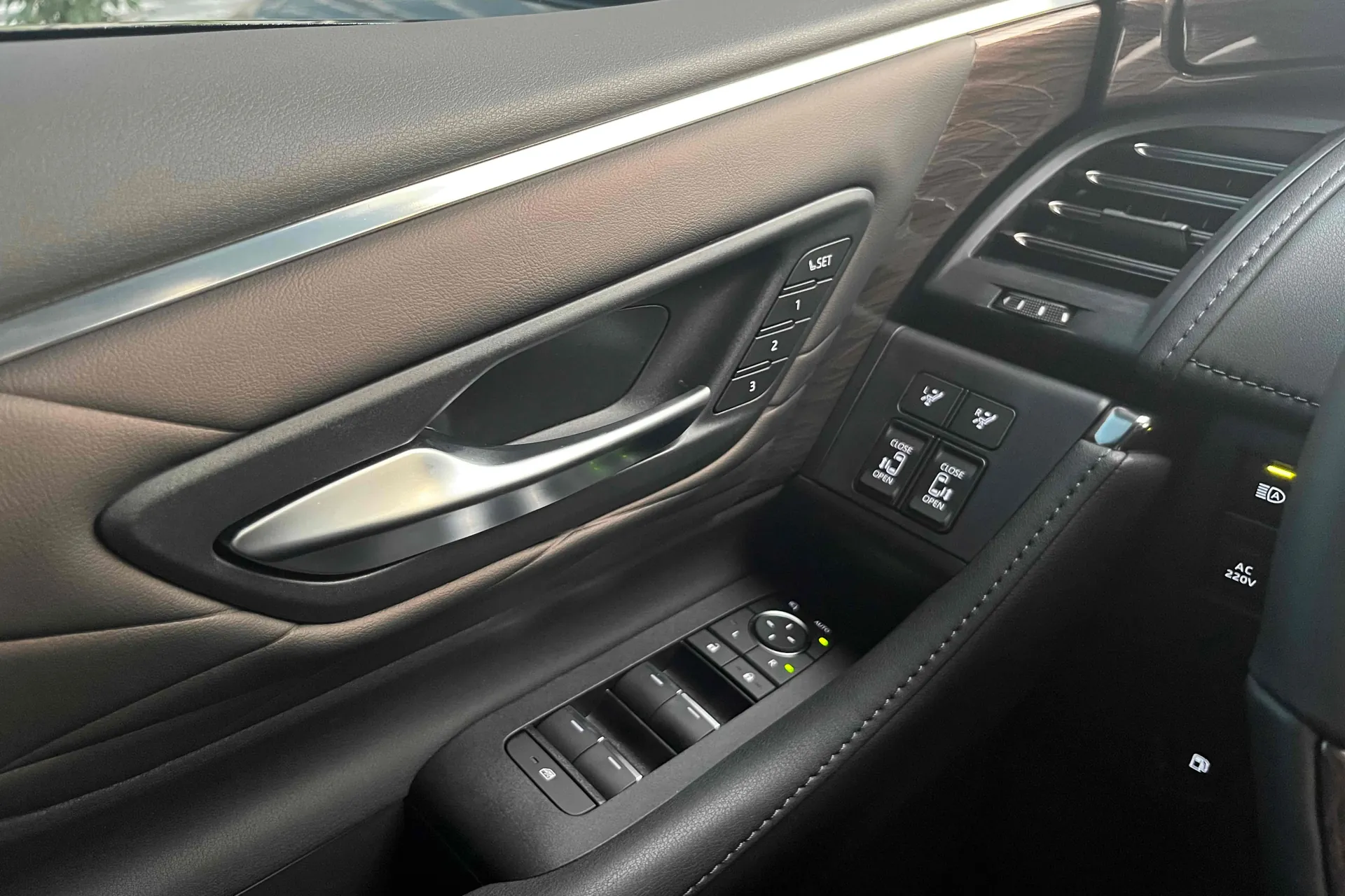 Toyota Alphard 4th Generation 2.5 HEV Executive AWD 2025 2.5 л 250 л.с Бензин, пробег 5 800 км, Чёрный, Полный привод, Автомат, авто из Япония, доставка по РФ