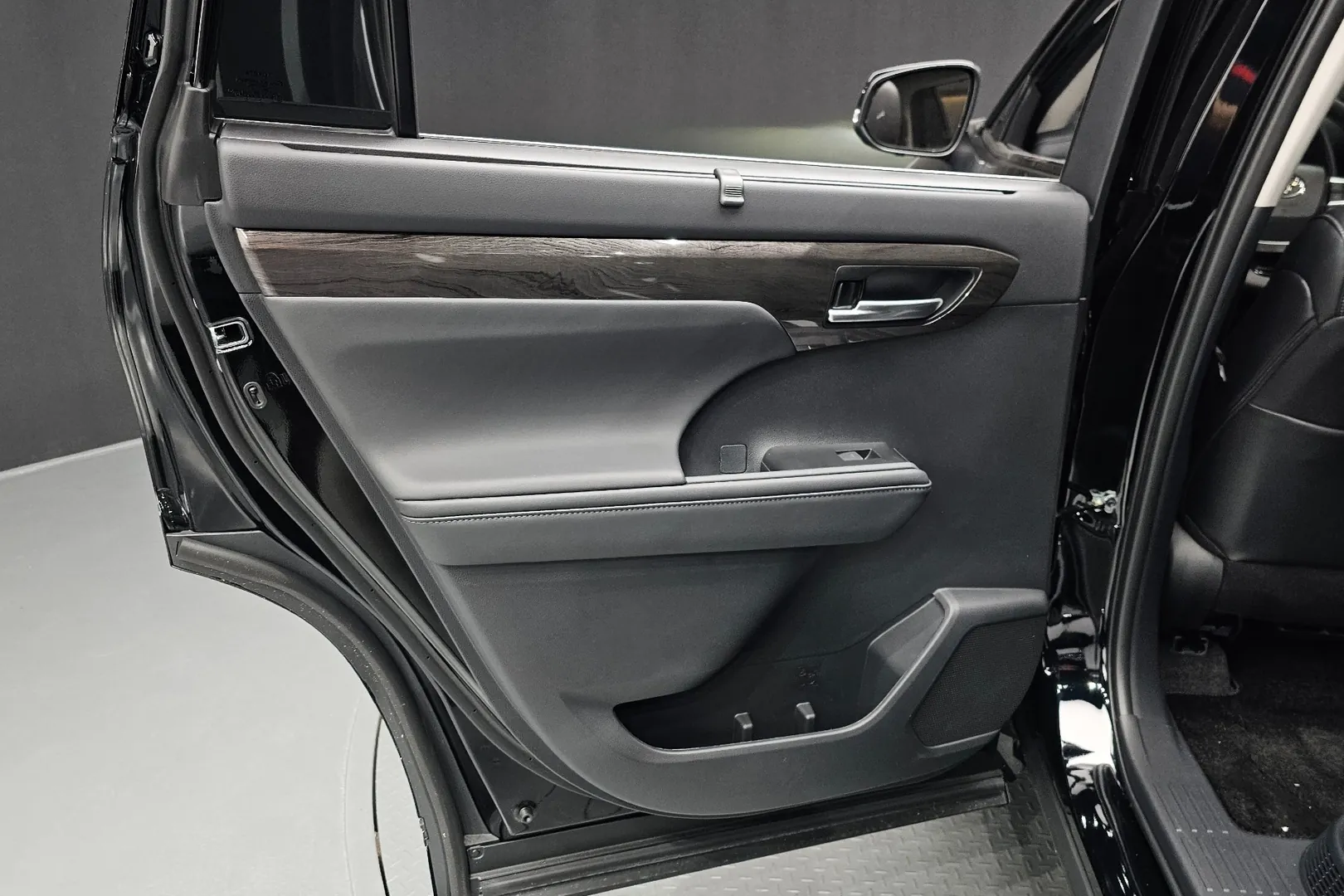 Оформить заказ на Toyota Highlander 2.5 Hybrid, Platinum 2026 2.5 л 243 л.с Гибрид, коробка: Автомат, привод: Полный привод, доставка по России, салон в Москве, фото 14