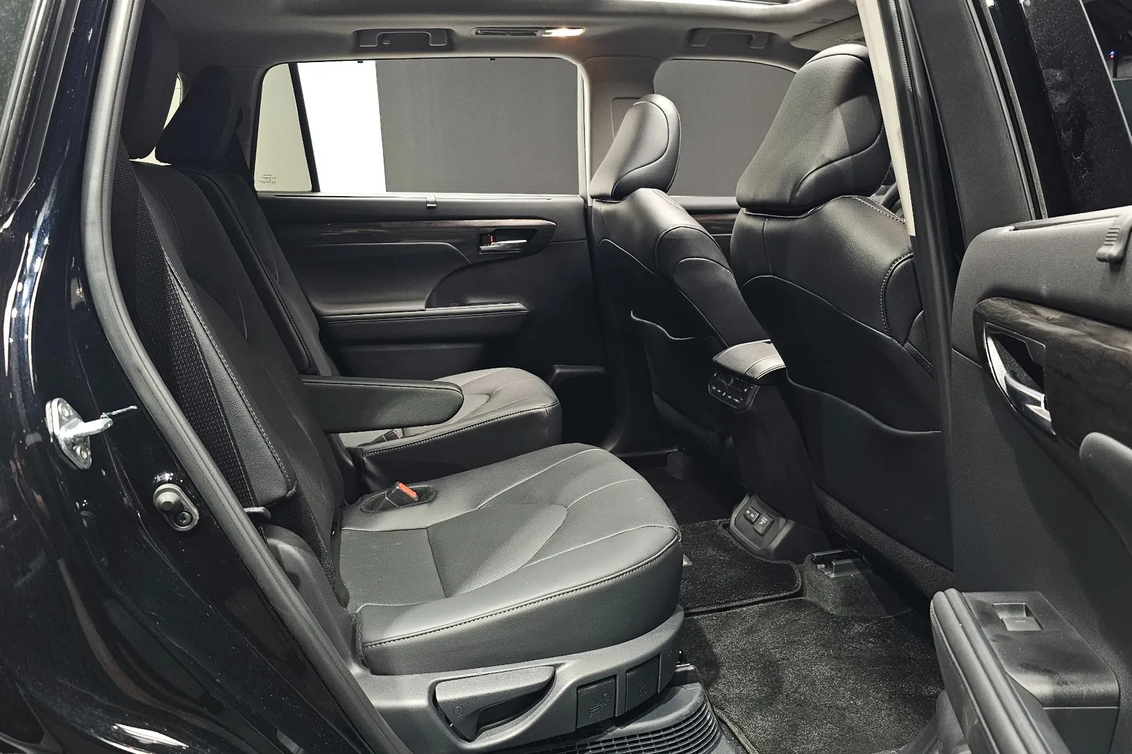 Надёжный Toyota Highlander 2.5 Hybrid, Platinum 2026 2.5 л 243 л.с Гибрид с двигателем 2,5 л, Чёрный, пробег 1 417 км, Автомат, поставка из Корея, фото 8