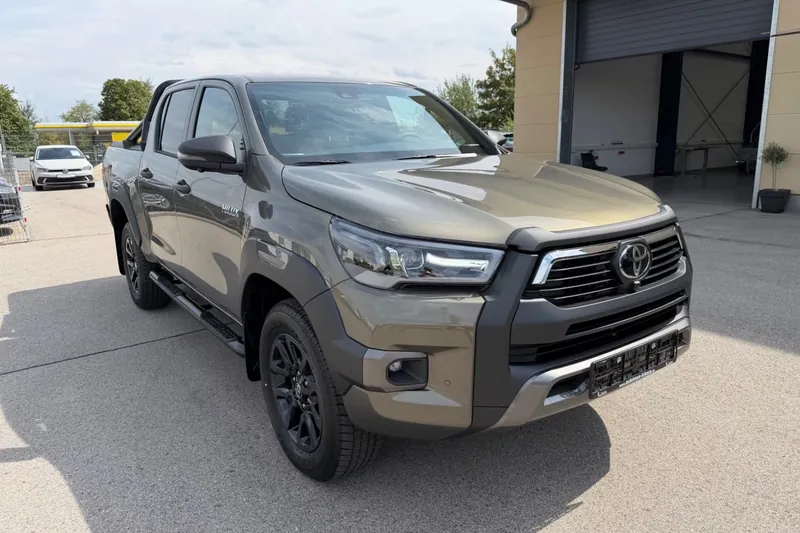 Заказать Toyota Hilux Double Cab Invincible 4x4 2026 2.8 л 204 л.с Дизель с пробегом 25 км, Автомат, Полный привод, цвет Серый, поставка из Германия, доставка по РФ Hilux Double Cab Invincible 4x4 - фото 3