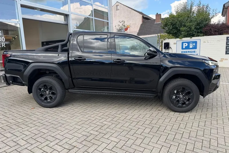 Заказать Toyota Hilux Invincible 2026 2.8 л 204 л.с Дизель с пробегом 5 км, Автомат, Полный привод, цвет Чёрный, поставка из Германия, доставка по РФ Hilux Invincible - фото 3