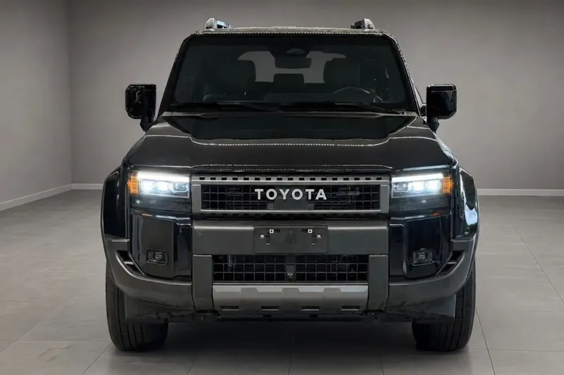 Заказать Toyota Land Cruiser Premium Hybrid, i-FORCE MAX 2026 2.4 л 330 л.с Гибрид с пробегом 10 км, Автомат, Полный привод, цвет Чёрный, поставка из Германия, доставка по РФ Land Cruiser Premium Hybrid, i-FORCE MAX - фото 3