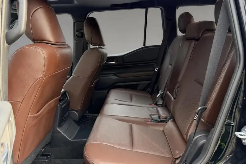 Автомобиль Toyota Land Cruiser Premium Hybrid, i-FORCE MAX 2026 2.4 л 330 л.с Гибрид, Чёрный, пробег 10 км, производство — Германия, доставка по РФ, фото 9