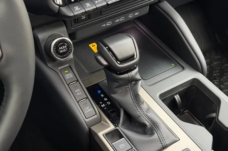 Новый Toyota Land Cruiser Premium Hybrid, i-FORCE MAX 2026 2.4 л 330 л.с Гибрид в кузове Чёрный, коробка — Автомат, привод — Полный привод, страна производства — Германия, фото 12