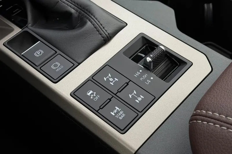 Купить Toyota Land Cruiser Premium Hybrid, i-FORCE MAX 2026 2.4 л 330 л.с Гибрид с минимальным пробегом 10 км, Чёрный, доставим из Германия в любой город РФ, фото 13