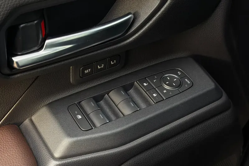 Доставка по РФ: Toyota Land Cruiser Premium Hybrid, i-FORCE MAX 2026 2.4 л 330 л.с Гибрид, Чёрный, пробег 10 км, Полный привод, Автомат, осмотр возможен в Москве, фото 17