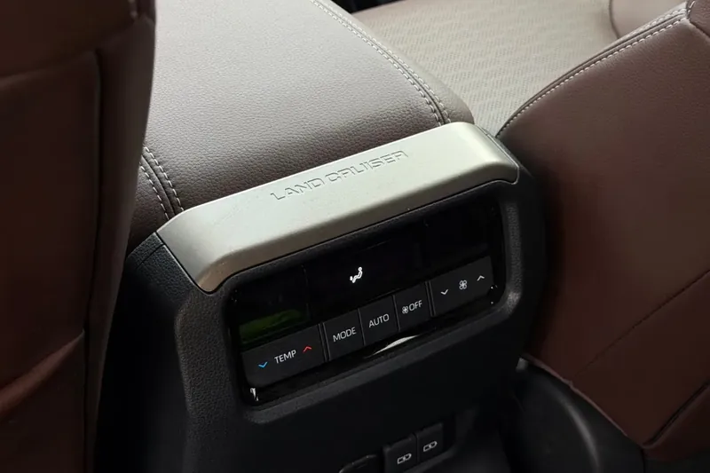 Купить Toyota Land Cruiser Premium Hybrid, i-FORCE MAX 2026 2.4 л 330 л.с Гибрид с доставкой: пробег 10 км, Чёрный, Автомат, Полный привод, поставка из Германия, фото 20
