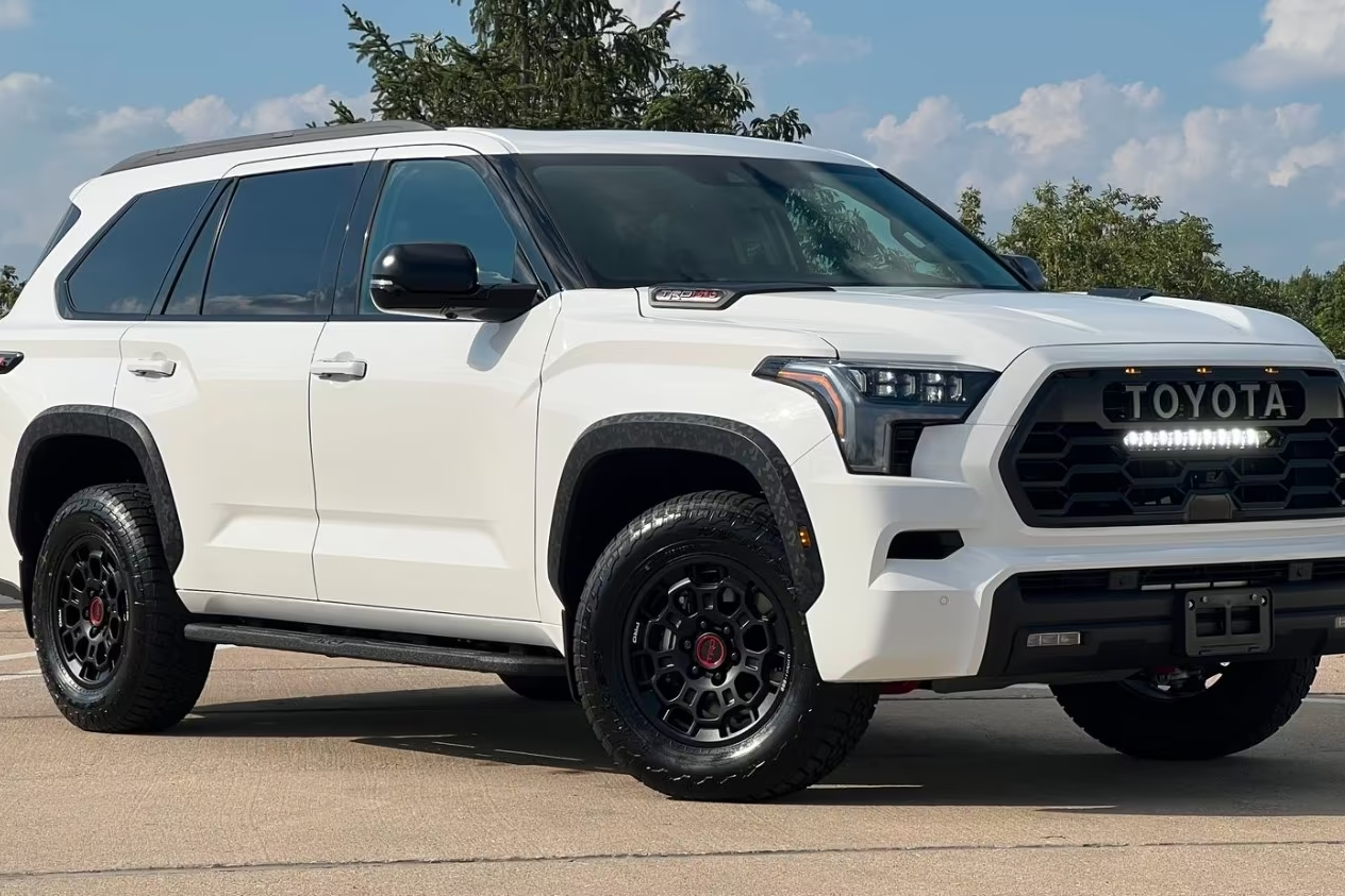 Toyota Sequoia TRD Pro 4WD, Hybrid i-FORCE MAX 2026 3.4 л 436 л.с Гибрид, новый авто, Полный привод, Автомат, цвет Белый, страна-производитель — США Sequoia TRD Pro 4WD, Hybrid i-FORCE MAX - фото 2