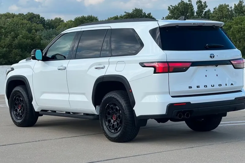 Заказать Toyota Sequoia TRD Pro 4WD, Hybrid i-FORCE MAX 2026 3.4 л 436 л.с Гибрид с пробегом 10 км, Автомат, Полный привод, цвет Белый, поставка из США, доставка по РФ Sequoia TRD Pro 4WD, Hybrid i-FORCE MAX - фото 3
