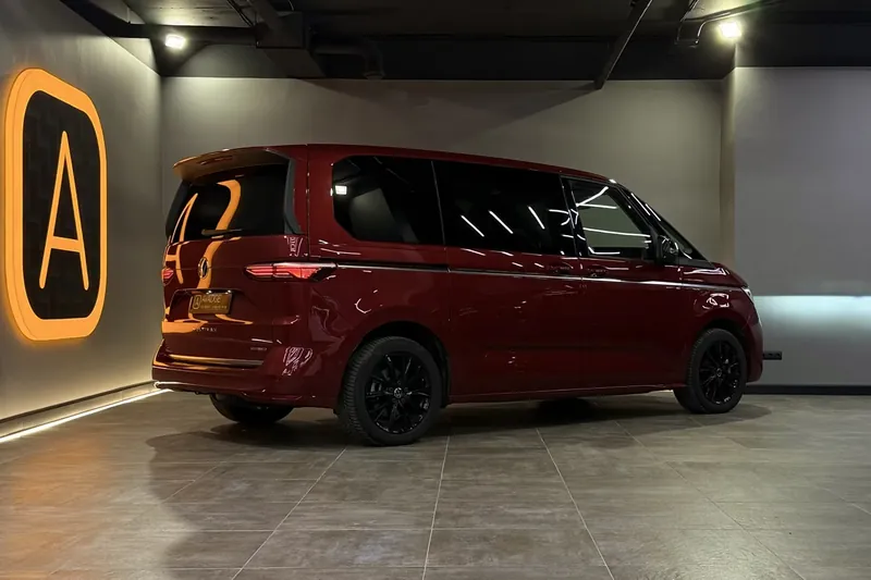 Надёжный Volkswagen Multivan T7 Highline 2024 1.4 л 150 л.с Гибрид с двигателем 1,4 л, Красный, пробег 28 474 км, Полуавтомат, поставка из Германия, фото 8