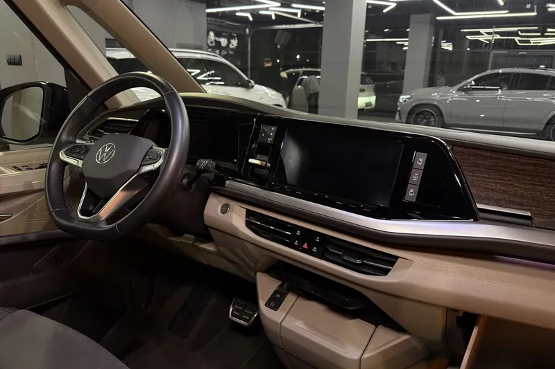 Новый Volkswagen Multivan T7 Highline 2024 1.4 л 150 л.с Гибрид в кузове Красный, коробка — Полуавтомат, привод — Передний привод, страна производства — Германия, фото 12