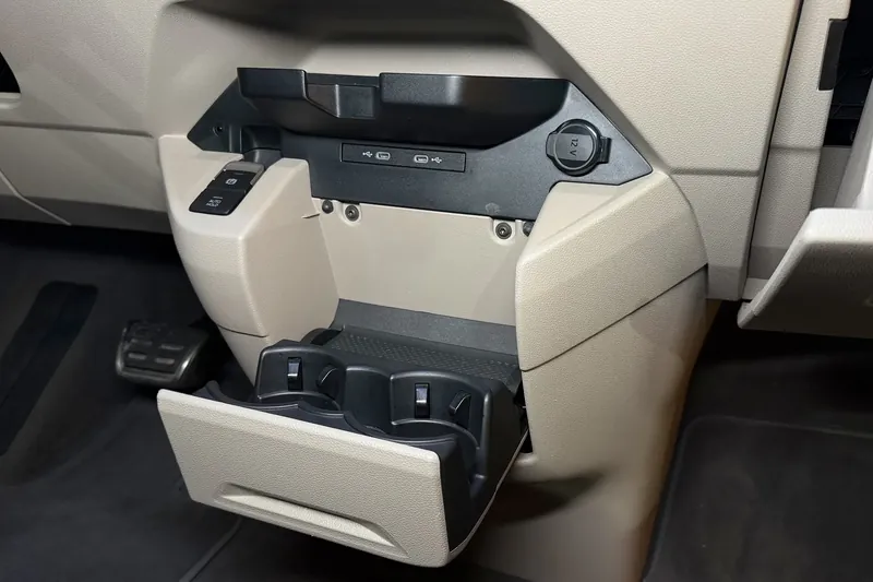Купить Volkswagen Multivan T7 Highline 2024 1.4 л 150 л.с Гибрид с минимальным пробегом 28 474 км, Красный, доставим из Германия в любой город РФ, фото 13