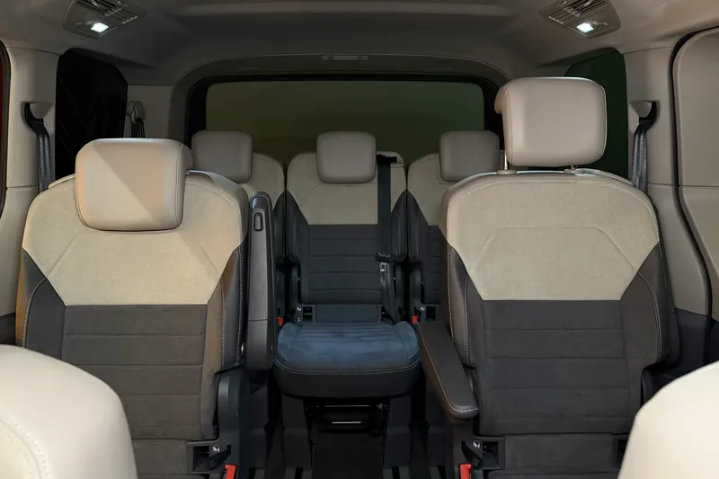 Оформить заказ на Volkswagen Multivan T7 Highline 2024 1.4 л 150 л.с Гибрид, коробка: Полуавтомат, привод: Передний привод, доставка по России, салон в Москве, фото 14