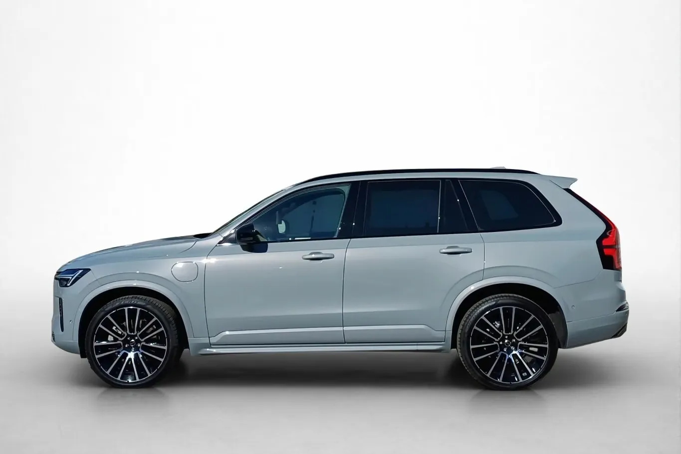 Заказать Volvo XC90 T8 Ultra Black Edition, Plug-in Hybrid AWD 2026 2.0 л 407 л.с Гибрид с пробегом 10 км, Автомат, Полный привод, цвет Серый, поставка из Германия, доставка по РФ XC90 T8 Ultra Black Edition, Plug-in Hybrid AWD - фото 3