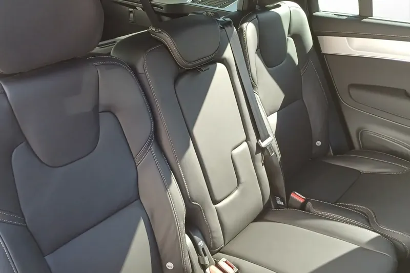 Новый Volvo XC90 T8 Ultra Black Edition, Plug-in Hybrid AWD 2026 2.0 л 407 л.с Гибрид в кузове Серый, коробка — Автомат, привод — Полный привод, страна производства — Германия, фото 12