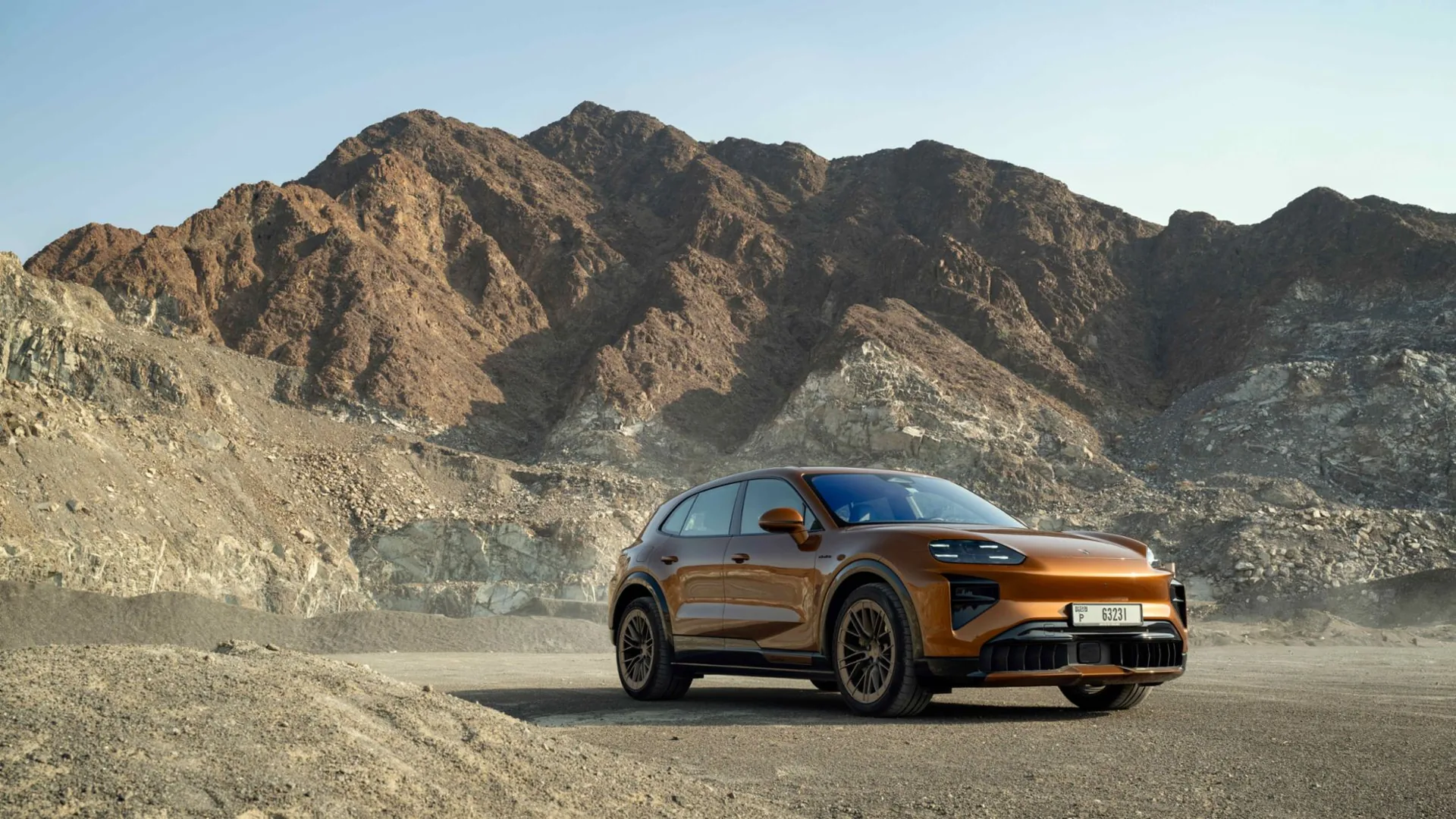 Porsche Cayenne Turbo Electric на дороге, вид спереди