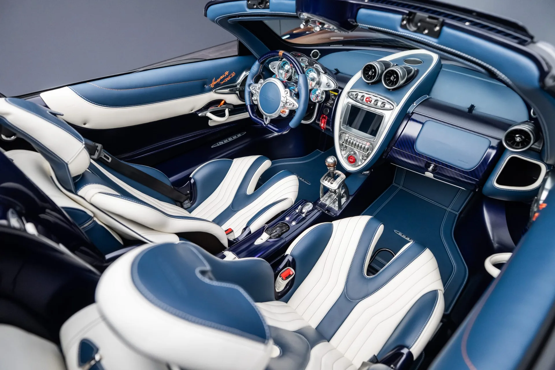 Салон Pagani Huayra 70 Derecho с бело-синей кожей