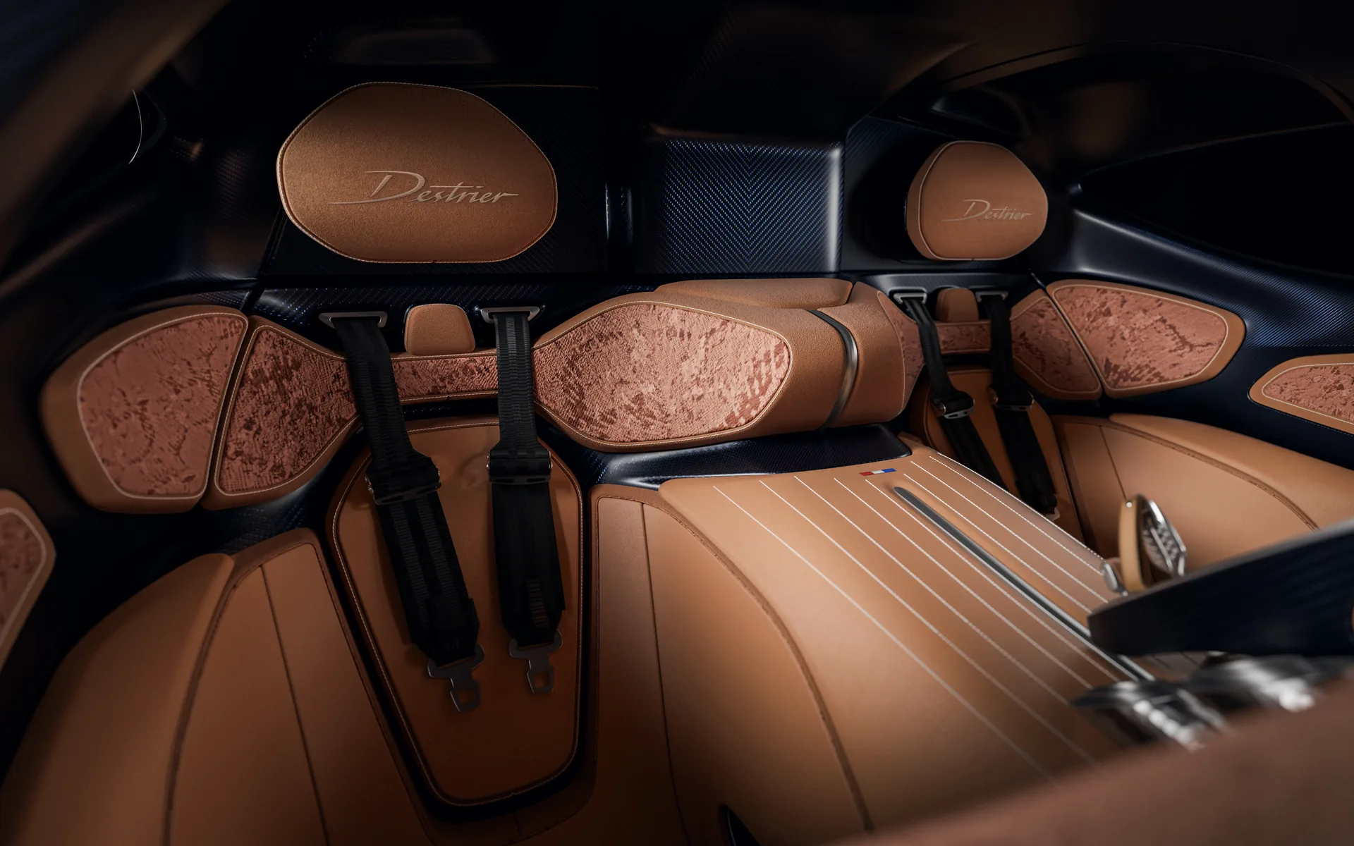 Сиденья Bugatti Destrier из кожи, нубука и вязаного текстиля с медными нитями