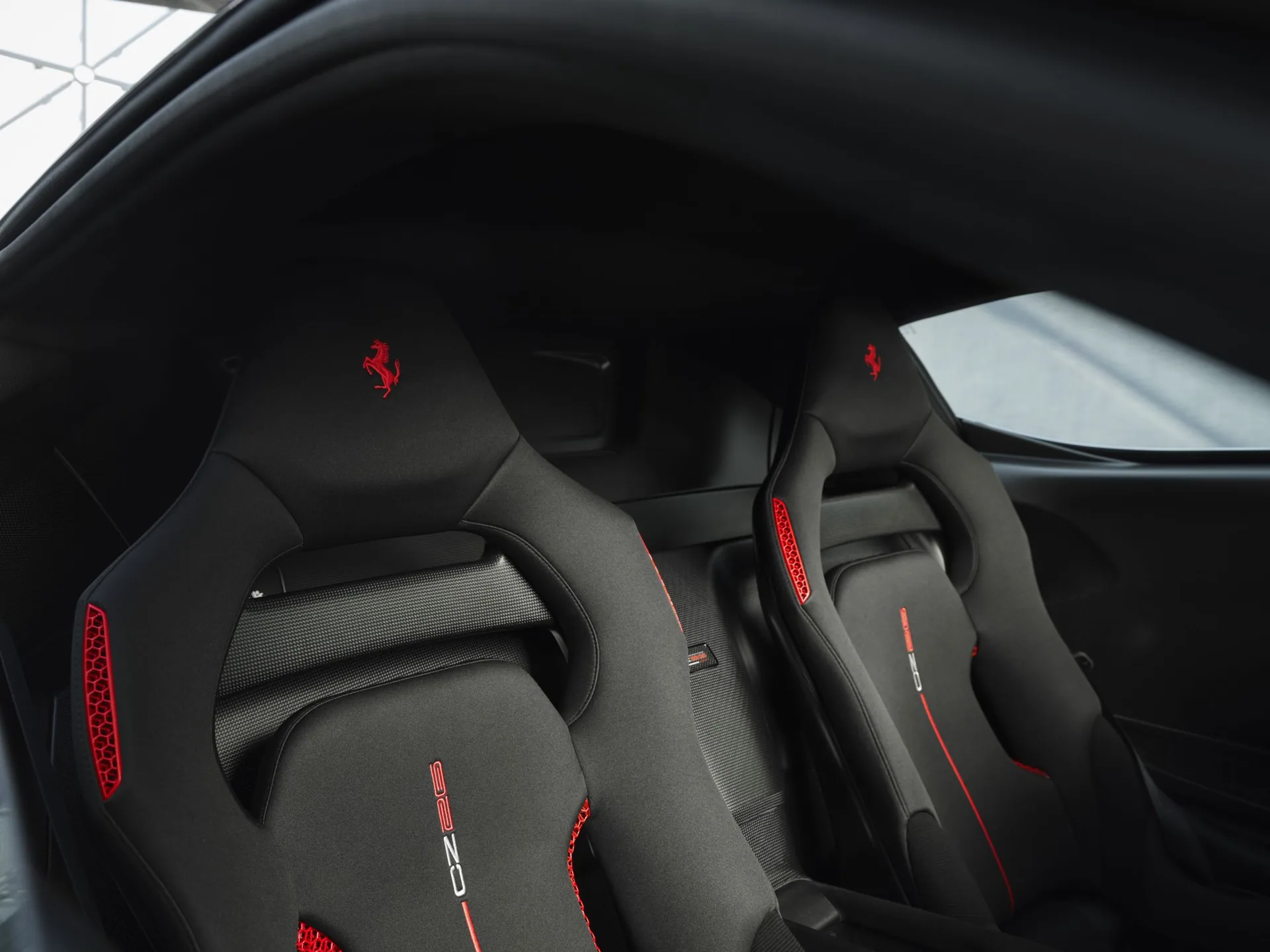 Салон Ferrari CZ26: чёрные ковшеобразные сиденья с красными акцентами