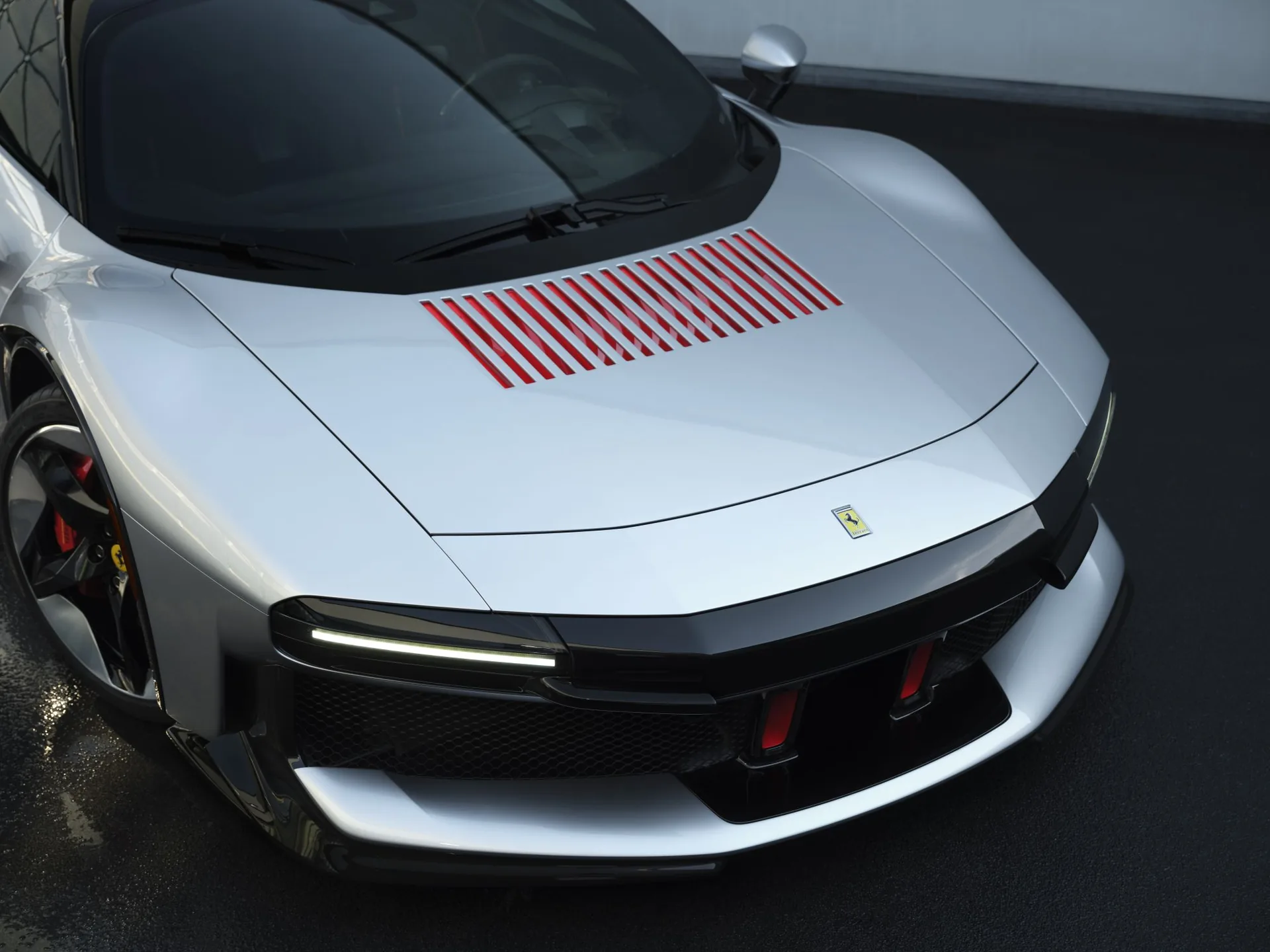 Ferrari CZ26, вид спереди: вертикальный нос, узкие фары и красные вставки на капоте