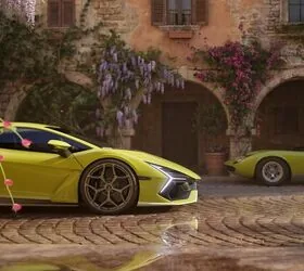 Lamborghini Revuelto в цвете Giallo на фоне старой итальянской улицы, вдали Miura